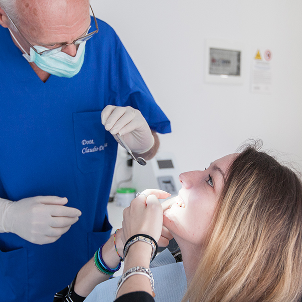 Dentista a Concorezzo: Dottore controlla dente della paziente