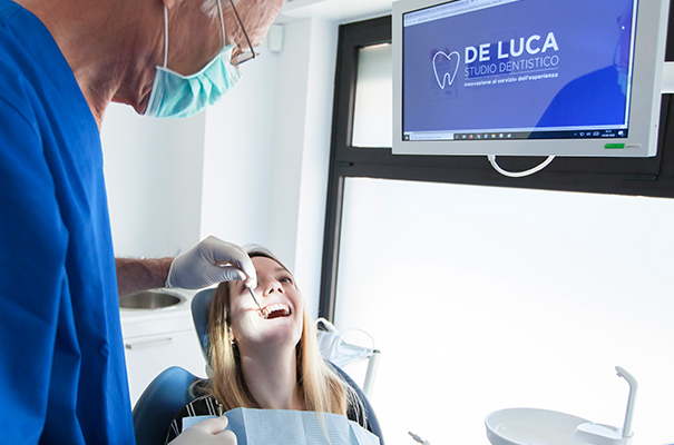 Dentista a Concorezzo: dottor De Luca che visita paziente