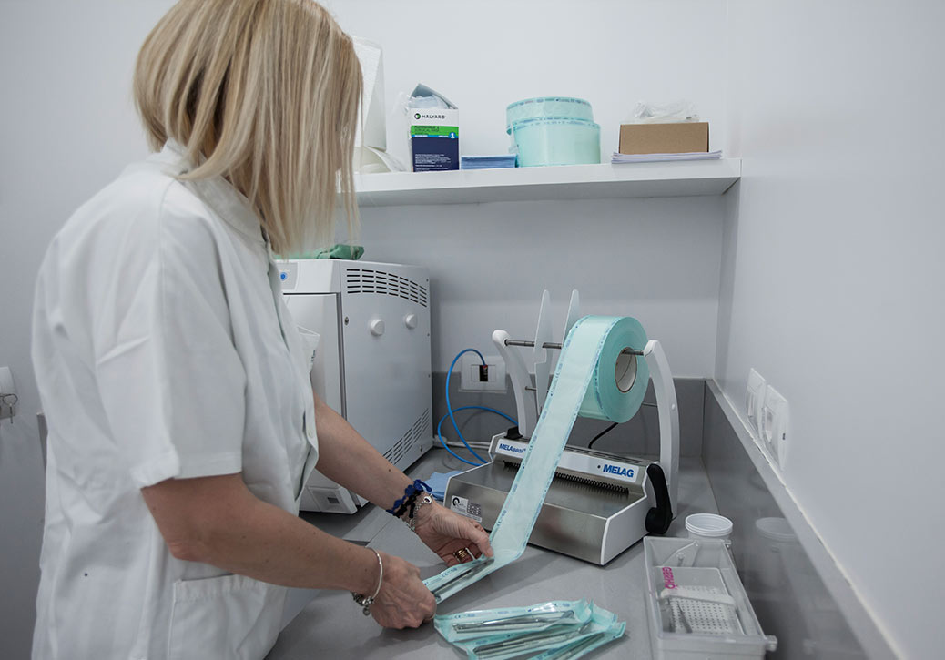 Dentista a Concorezzo: assistente sterilizza strumenti dentali