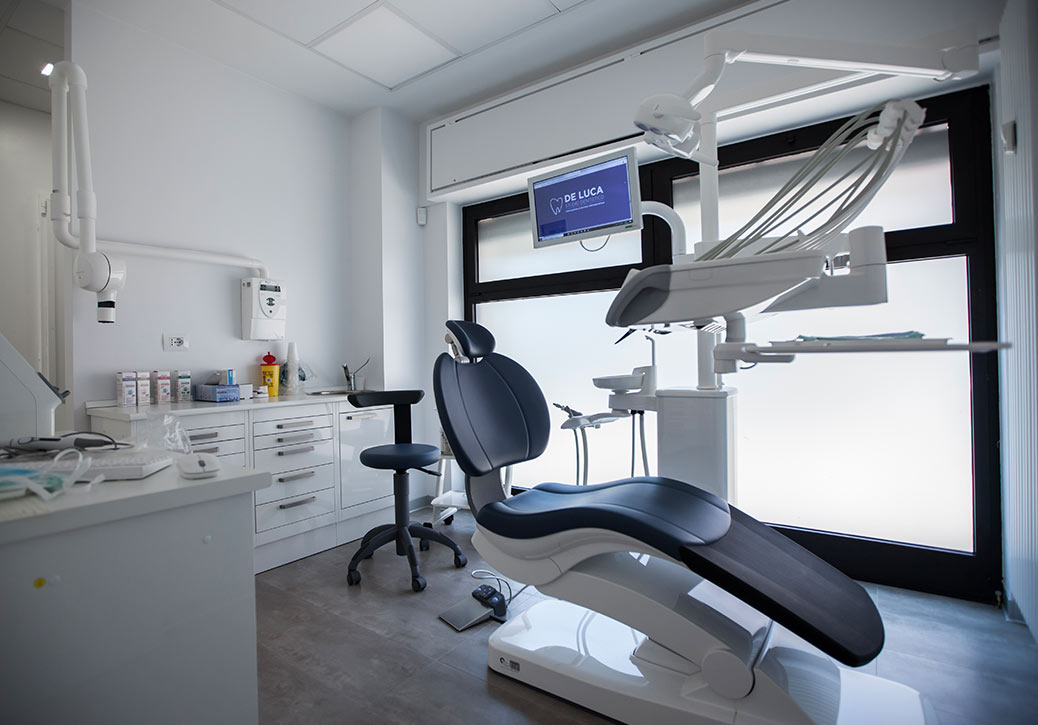 Dentista a Concorezzo: Poltrona dello studio dentistico De Luca con finestra luminosa