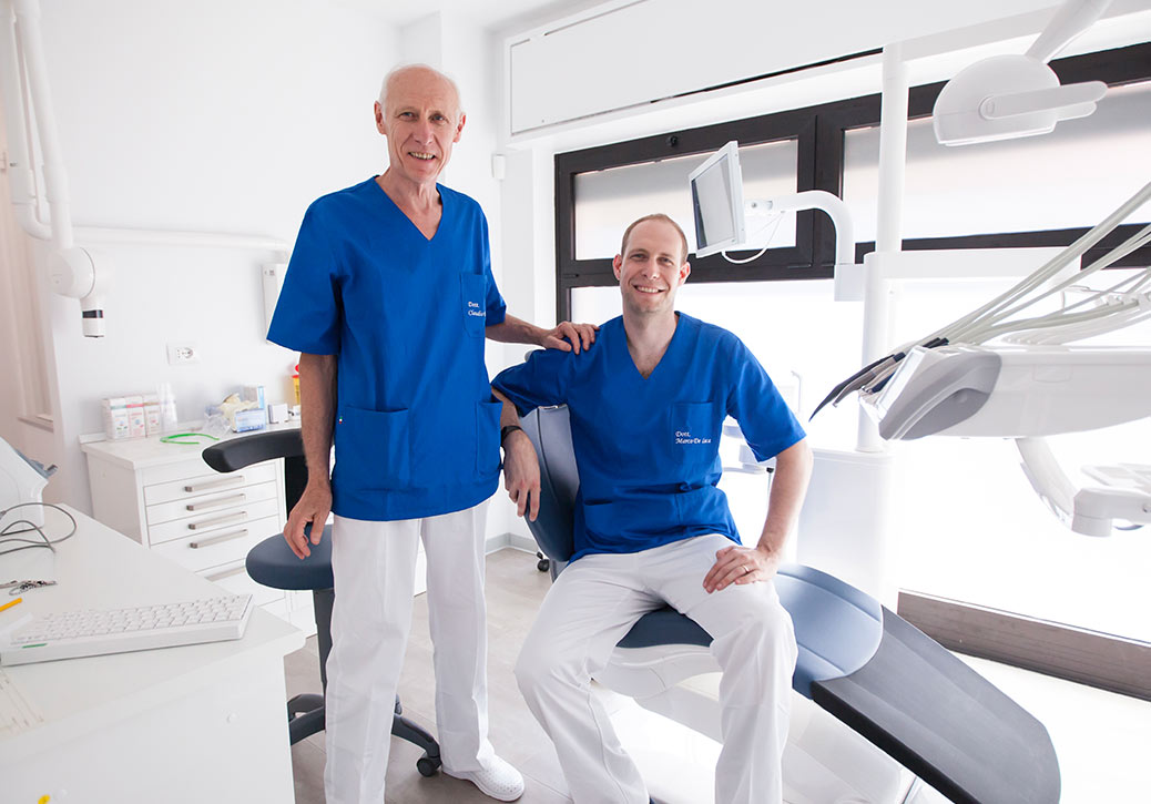Dentista a Concorezzo: Dottori in studio che sorridono in posa